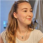 Sono una studentessa universitaria di scienze della formazione primaria disposta ad aiutare i bambini con i compiti